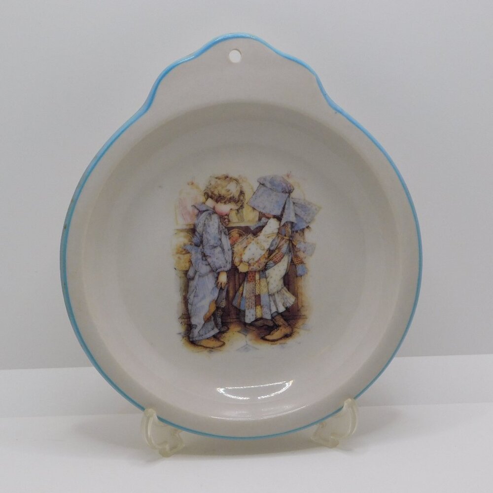1978 Holly Hobby Girl & Boy Design Hanging Plate 6 3/16" Dia Made in Japan